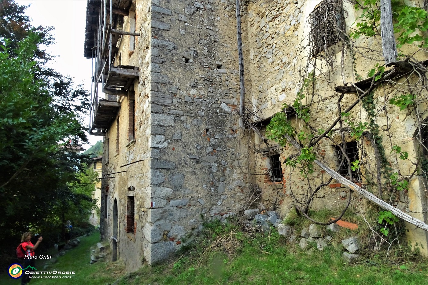 85 Antica casa con ballatoi in legno .JPG